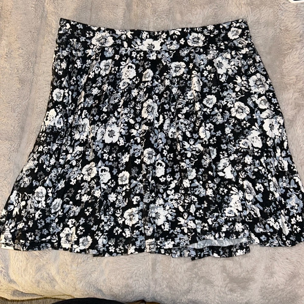 Black and White floral mini skirt, Size XL, Excellent condition